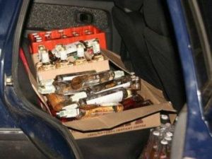 Полиция задержала бутлегера торговавшего алкоголем из машины на улице Гимеинская