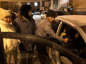 В Якутске пьяные мужчины, угрожая ножом, ограбили прохожего