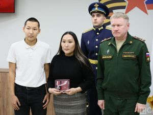 Семьям погибших участников СВО из Якутии вручили ордена Мужества