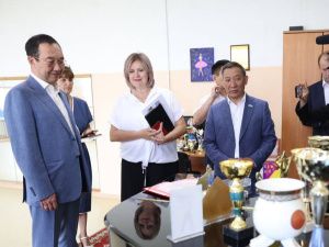 Глава Якутии посетил Детскую школу искусств в Жатае