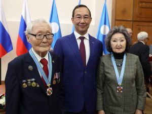 Айсен Николаев вручил 35 якутянам государственные награды