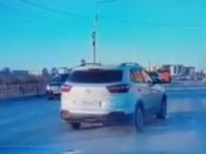 Видеофакт: В Якутске водитель проскочил на красный сигнал светофора