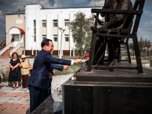 Глава Якутии возложил цветы к памятнику братьям Семену и Софрону Даниловым