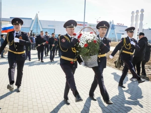 В Якутске возложили цветы в Парке Победы в честь памяти о воинах-якутянах и тружениках тыла