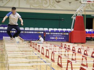 Космонавт Олег Артемьев познакомился с якутскими национальными видами спорта