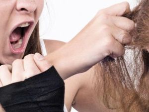 Сломала нос: Якутянка в порыве ревности избила сотрудницу бара