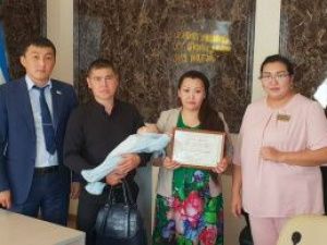 В Нюрбе семье, воспитывающей 10 детей, вручили сертификат на приобретение автомобиля