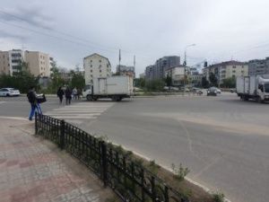 В Якутске произошел наезд на двух женщин