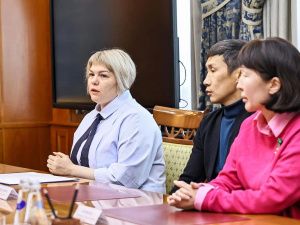 Айсен Николаев наградил лучших наставников Якутии