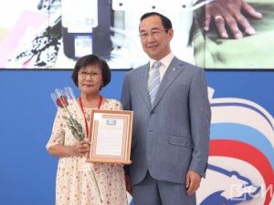 Айсен Николаев наградил волонтёров специальной военной операции