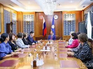 Айсен Николаев поздравил победителей конкурса лучших практик наставничества