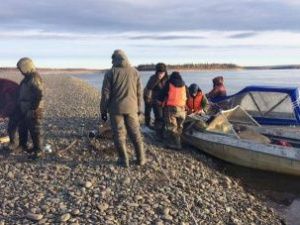 Водолазы направлены на поиски пропавшего после опрокидывания лодки в Томпонском районе