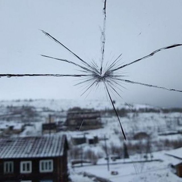 В Якутии неизвестный стреляет по окнам