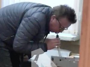 Певец Рома Жуков устроил дебош в аэропорту Нерюнгри