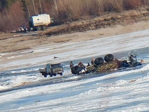 В Вилюйском улусе вездеход провалился под лед
