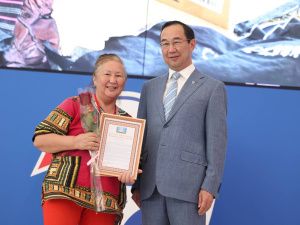 Айсен Николаев наградил волонтёров специальной военной операции