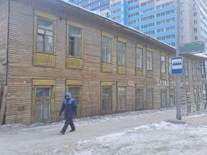 Фотофакт: в Якутске начали сносить деревянный дом на углу улиц Короленко — Лермонтова
