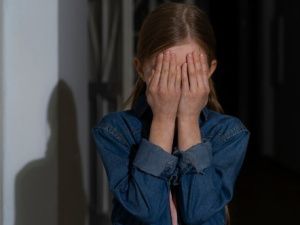 В Якутии 12-летняя школьница сняла видео, как сама курит вейп и дает вдохнуть пары годовалому ребенку