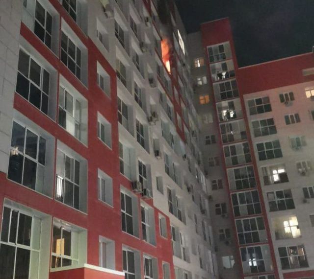 Пожар вспыхнул в многоквартирном доме на 203 микрорайоне Якутска UPD