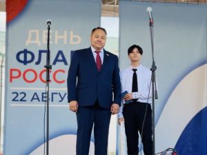 В день флага России в Якутске состоялось торжественное вручение паспортов