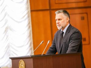 Кирилл Бычков вручил государственные награды многодетным матерям Якутии