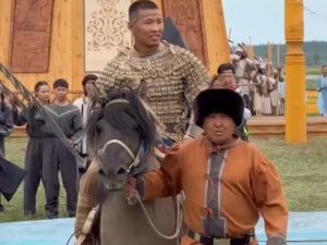 Победители «Игр Дыгына» в образе боотуров на открытии Ысыаха Олонхо