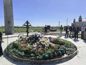 Правящий архиерей совершил панихиду на месте упокоения первого президента Якутии