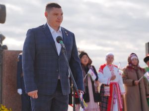 Праздник: В Якутске возложили цветы к памятнику основателю города Петру Бекетову