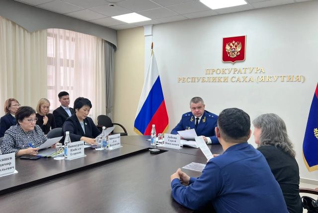 Прокурор Якутии Сергей Дябкин усадил перед собой двух чиновников