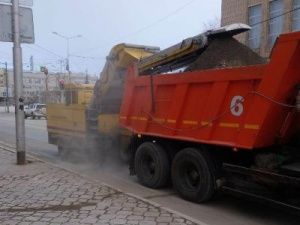 Коммунальная техника и рабочие АО «Якутдорстрой» приступили к уборке улиц и площадей от пыли и песка