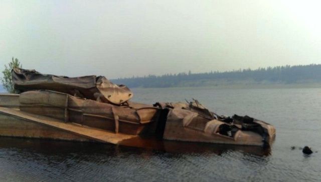 В Якутии обязали судовладельца поднять баржу, затонувшую в Вилюе более 3 лет назад