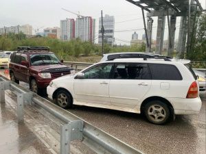 В Якутске водитель устроил ДТП с участием четырех автомобилей и скрылся с места ДТП