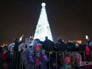 Фоторепортаж: зажжение новой новогодней ёлки в Якутске