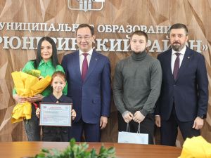 Айсен Николаев вручил жилищные сертификаты молодым семьям из Нерюнгри