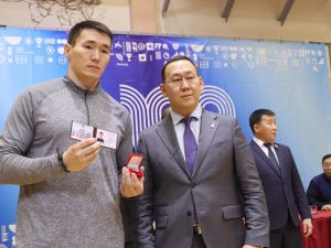 Якутским мас-рестлерам впервые вручили знаки заслуженных мастеров спорта России