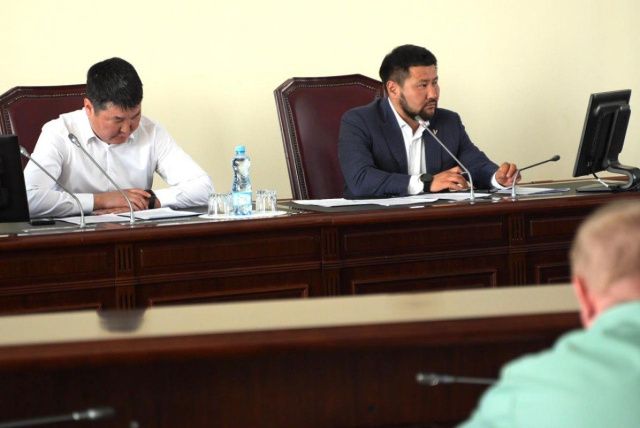 Евгений Григорьев провел заседание оперативного штаба по предупреждению и ликвидации пожаров на территории Якутска