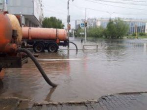 С улиц Якутска откачивают дождевые воды