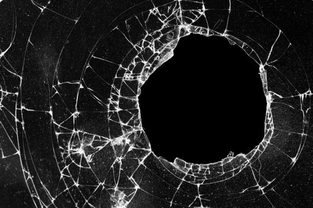Жительница Якутии приревновала супруга к подруге и разбила окно ее дома