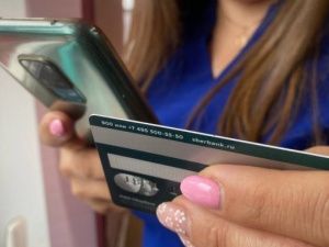 Мошенники запугали 36-летнюю домохозяйку тем, что у неё отберут детей