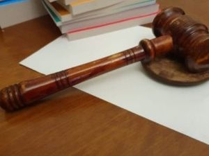 Парень сломал девушке нос, а та его простила за… 30 тысяч рублей. Не продешевила?