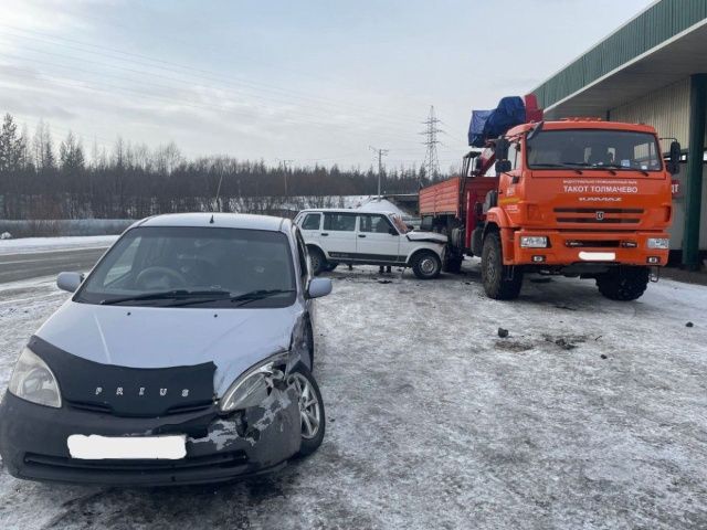 В Нерюнгринском районе "Лада" выехала на встречную полосу, столкнулась с "Тойотой" и врезалась в "Камаз"