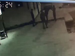 В Якутске трое парней избили и ограбили посетителя бара