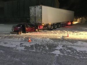 В Айхале легковая машина заехала под прицеп грузовика. Водитель погиб