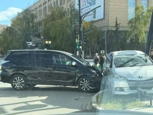 В центре Якутска столкнулись две машины, четверо пострадавших