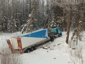 В Якутии двое человек пострадали в слетевшем в кювет автомобиле