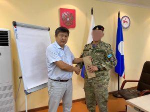 Участникам СВО по поручению Ил Дархана вручены якутские ножи