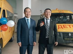 Двадцать новых автобусов передали школам и колледжам в Якутии