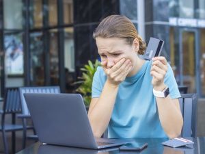 Сотрудница банка и продавщица из Якутска «инвестировали» мошенникам 1,6 миллиона рублей