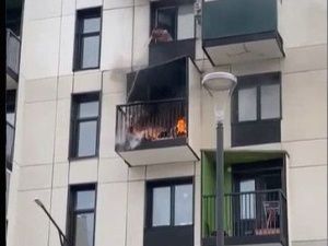 Пожар на балконе: сосед сверху пытался потушить…