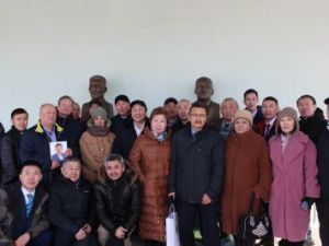 «Память о Василии Павлове и Иннокентии Макарове жива в наших сердцах». В Хангаласском улусе торжественно открыли бюсты чемпионам мира по кик-боксингу